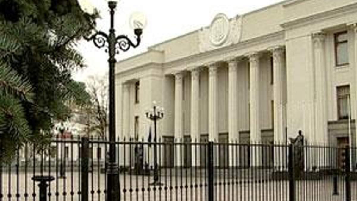 Огорожу навколо парламенту відновили і зміцнили бетоном Огорожу навколо парламенту відновили і зміцнили бетоном