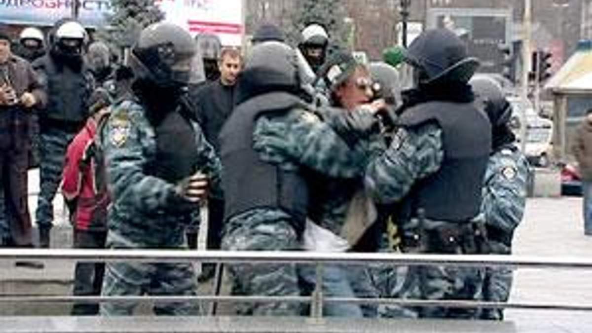 Поки "помаранчеві" воювали з “Беркутом”, "калашниківці" святкували щось своє