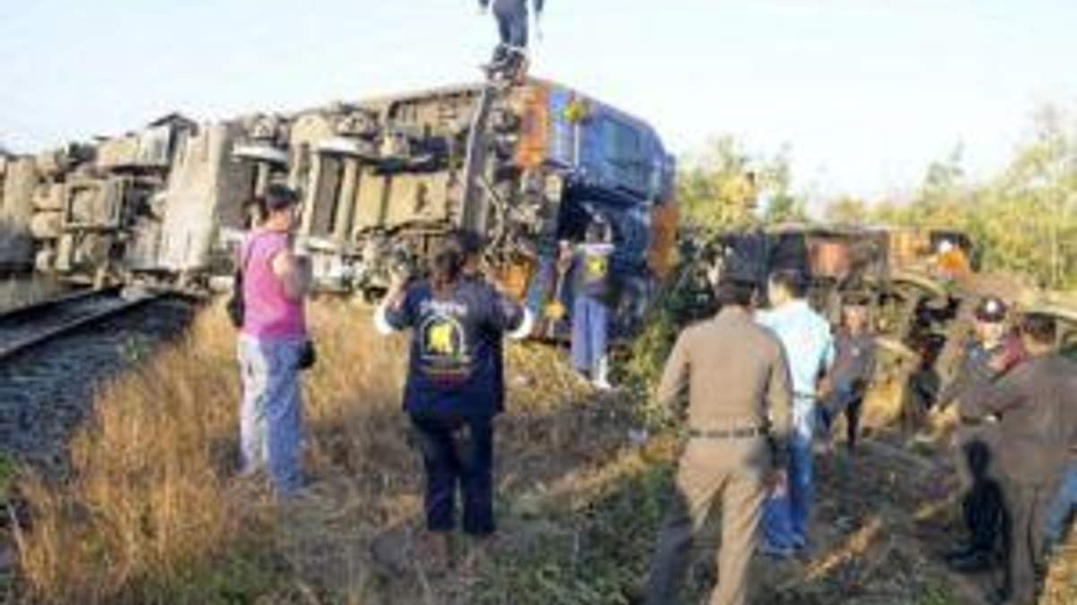 Таїланд: швидкий поїзд протаранив пікап і скотився, 124 поранених