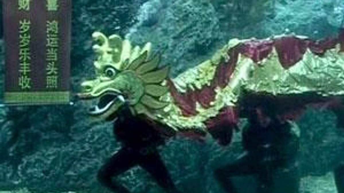 До китайського Нового року у Таїланді влаштували підводну виставу