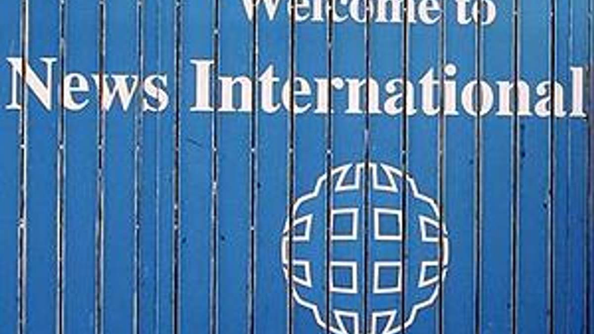 Лондонська поліція заарештувала чотирьох людей в офісі News International Лондонська поліція заарештувала чотирьох людей в офісі News International
