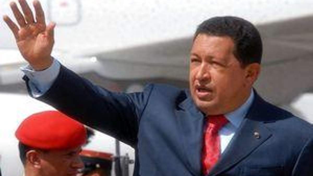 Уго Чавес появился на публике впервые после операции