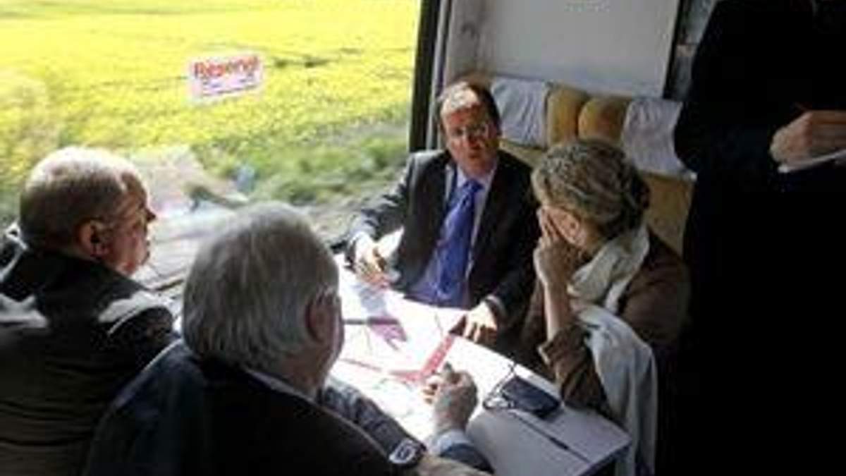 Олланд добирався на саміт ЄС звичайним потягом