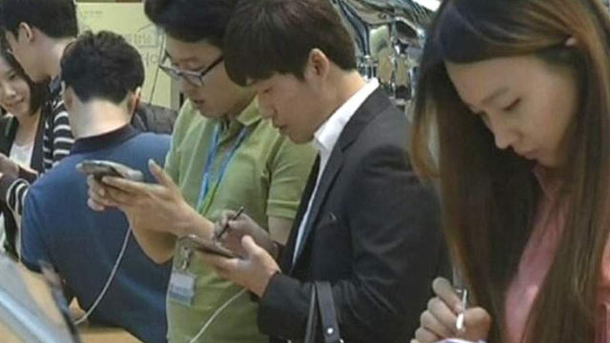 Смартфони Samsung наступають на п'яти Apple