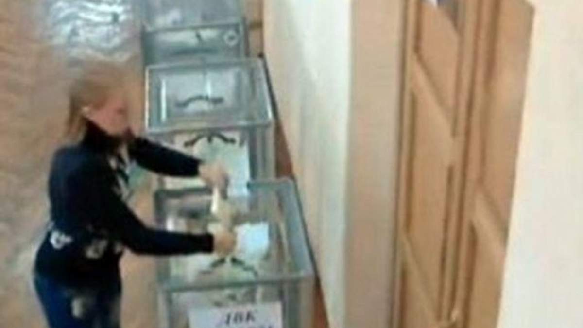 Дніпропетровськ: В урну вкинули пачку бюлетенів (Відео)