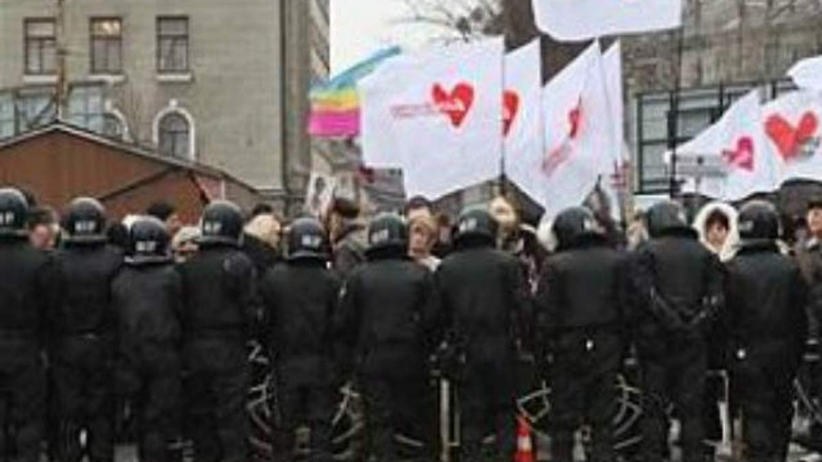 Мітингувальників біля ЦВК охороняють 14 автобусів з "Беркутом"