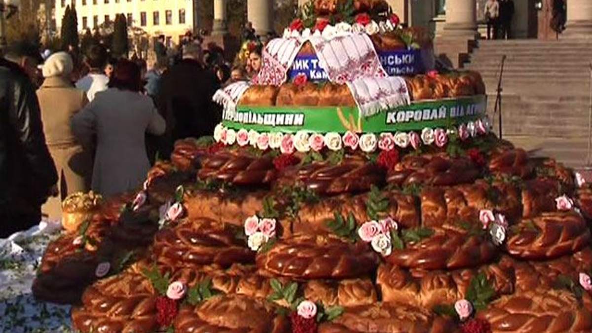 В Тернополе испекли рекордно огромный каравай