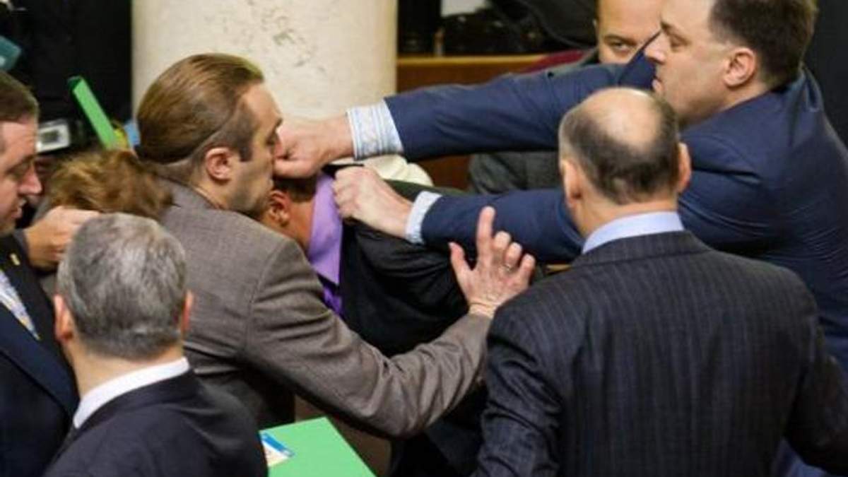 Перша бійка у новій Раді: билися свободівці і регіонали (Відео)