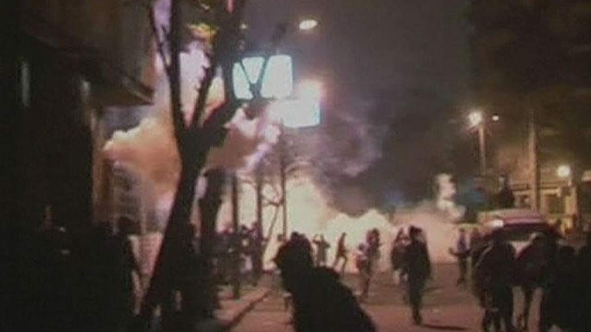 Мітингувальники закидали палац президента "коктейлями Молотова"