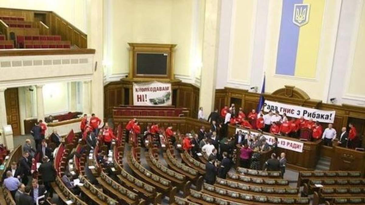 У Раді залишились майже 100 опозиціонерів та десяток журналістів