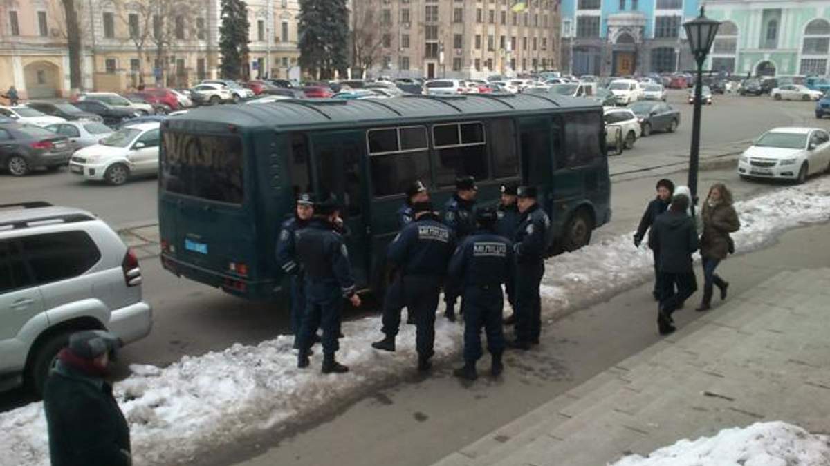 Сьогодні вхід до Гостинного двору продовжували охороняти беркутівці