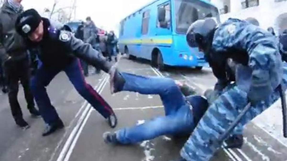 Свободівці кажуть, що їхніх соратників побив "Беркут"