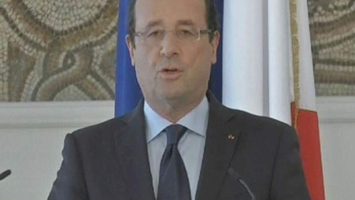 Популярність Олланда впала до критичних 30%