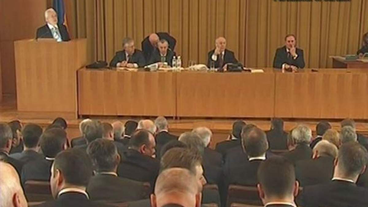 Регіонали і комуністи почали голосування на виїзному засіданні