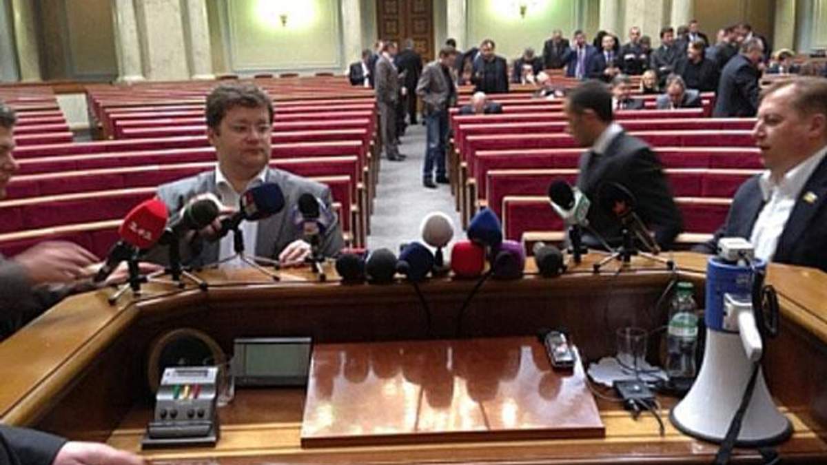 Опозиційні фракції збираються відкрити своє засідання Ради (Фото)