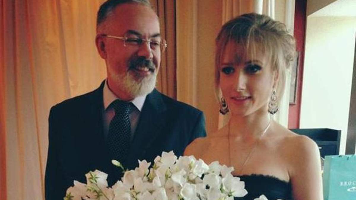 Табачник "відривався" на дні народженні "гламурної журналістки" (Фото) Табачник "відривався" на дні народженні "гламурної журналістки" (Фото)