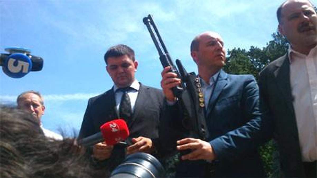 Нардеп приніс в Раду рушницю, з якою, імовірно, захоплювали "Агрофірму Корнацьких" Нардеп приніс в Раду рушницю, з якою, імовірно, захоплювали "Агрофірму Корнацьких"