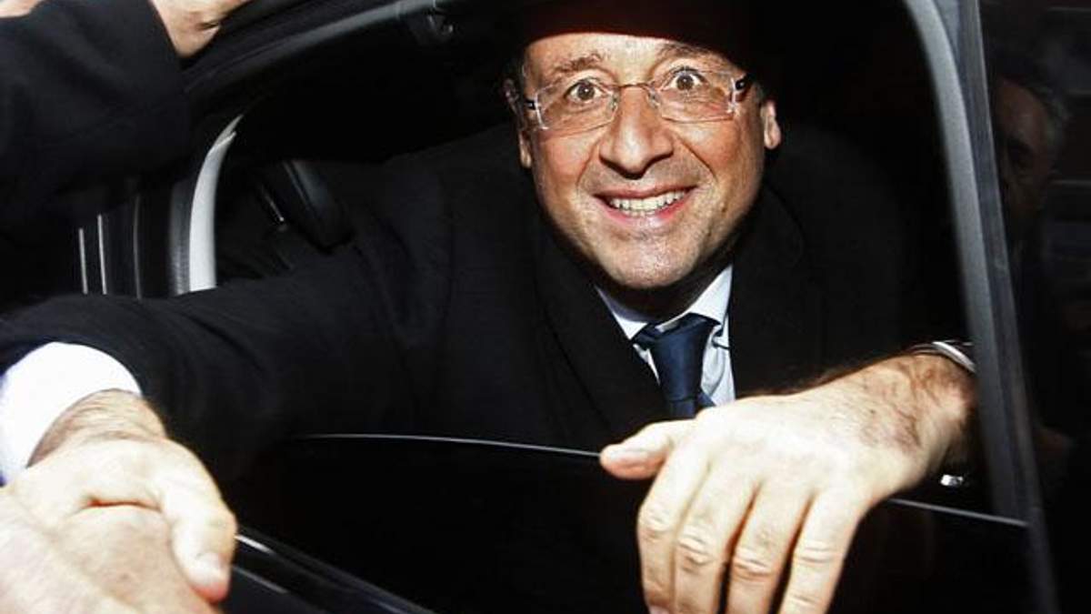 Дівчата з FEMEN напали на президента Франції