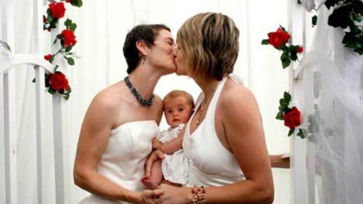 Суд США зрівняв одностатеві шлюби з гетеросексуальними 