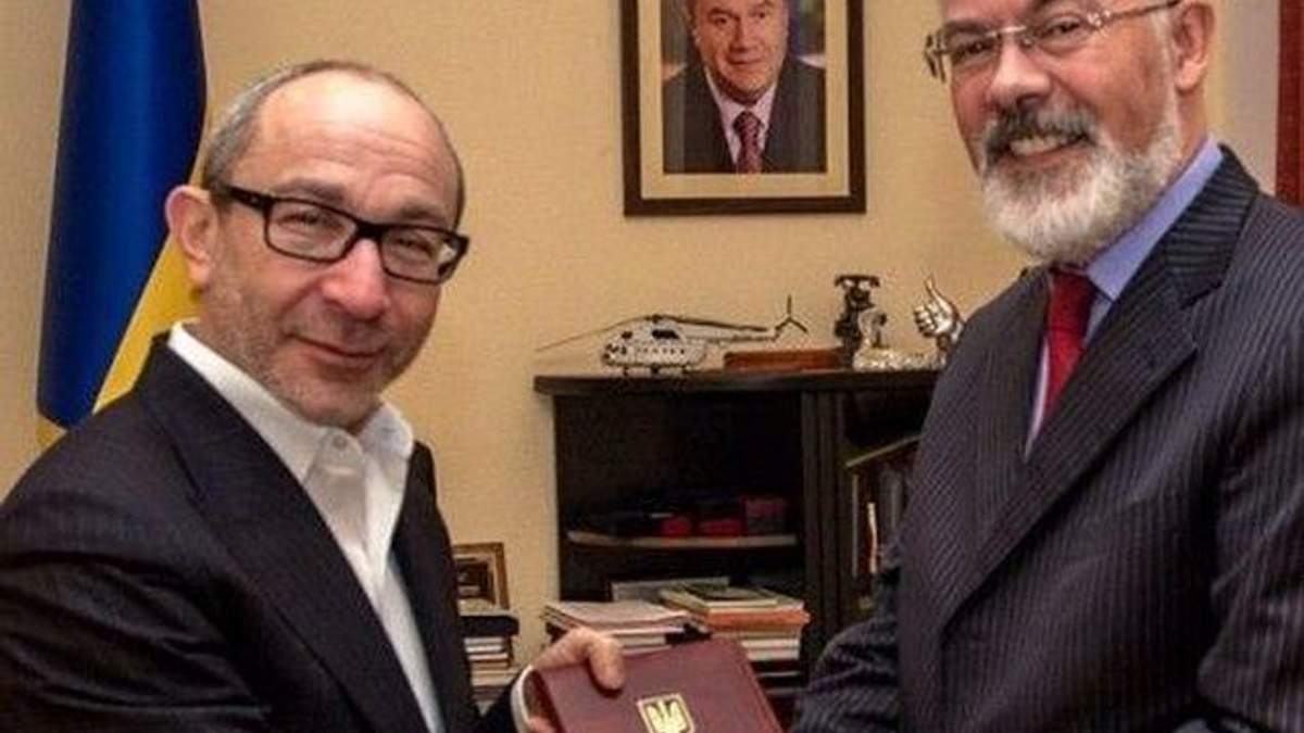 Кернес показав, як він отримав диплом кандидата наук від Табачника (Фото) Кернес показав, як він отримав диплом кандидата наук від Табачника (Фото)