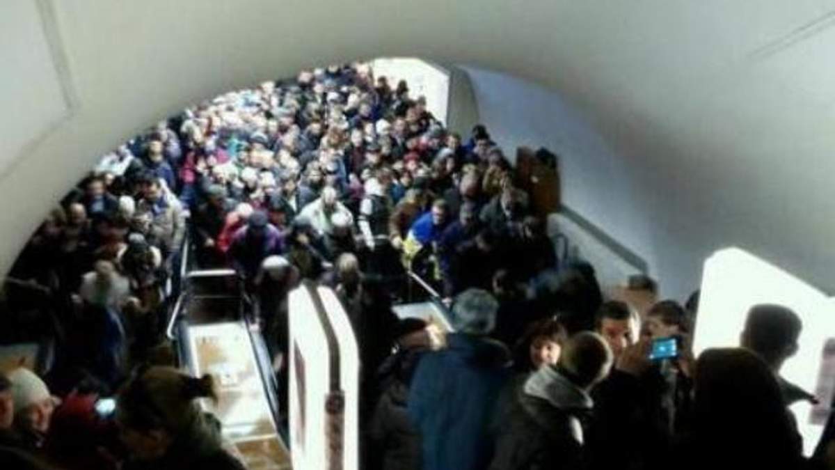 Эскалаторы в киевском метро движутся только вверх (Фото)