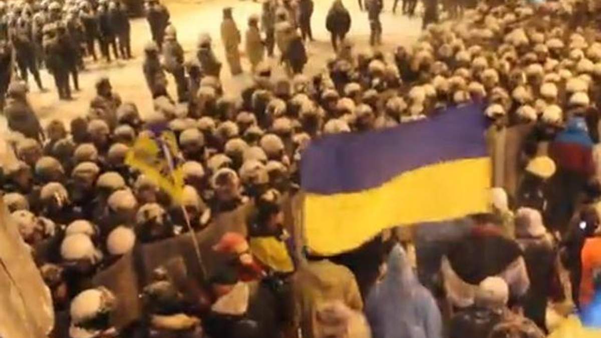 Активисты под натиском силовиков отступают от Кабмина (Видео)