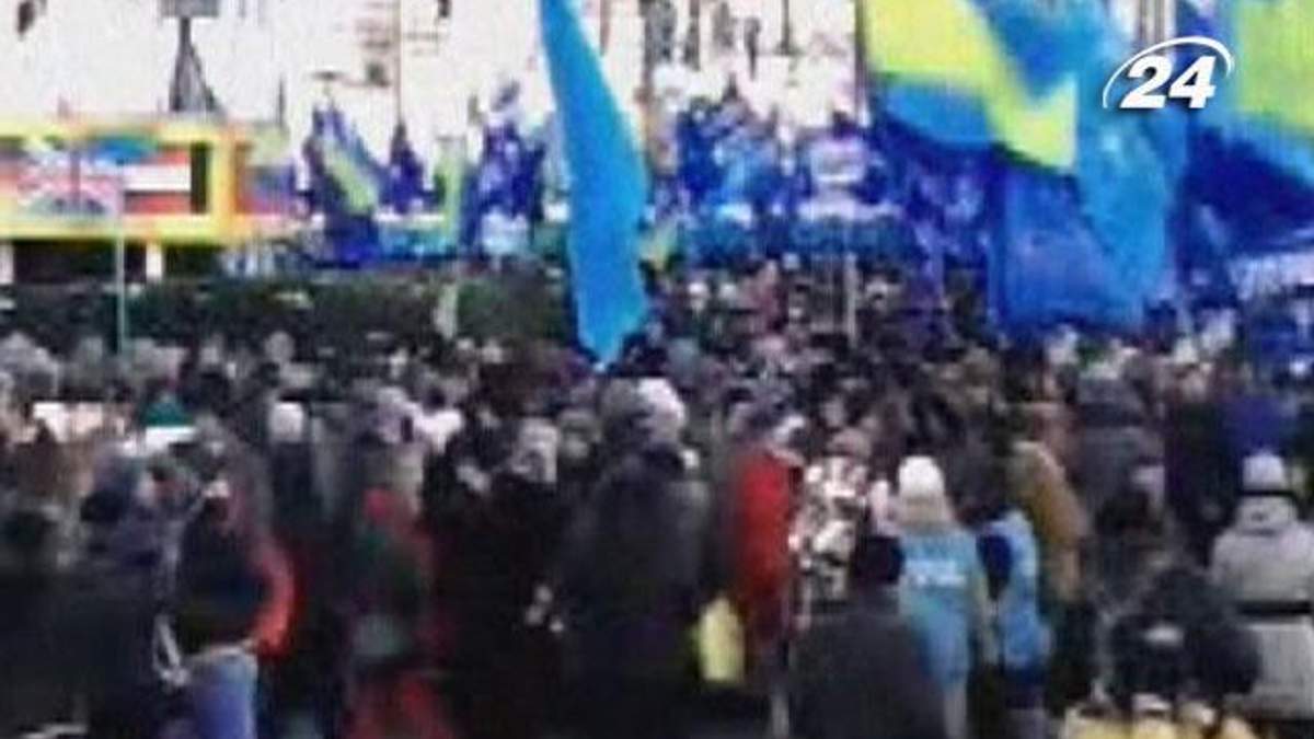 Тисячі людей вийшли на Європейську площу підтримати владу Тисячі людей вийшли на Європейську площу підтримати владу