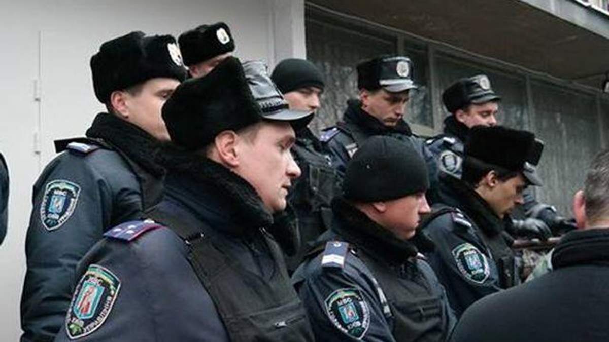 До приміщення 223-ї ОВК у Києві не впускали нардепів і журналістів 