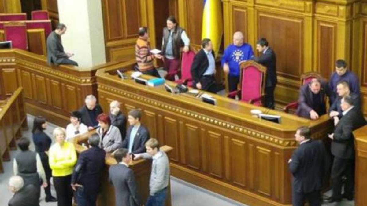 Опозиція блокує Раду (Фото)