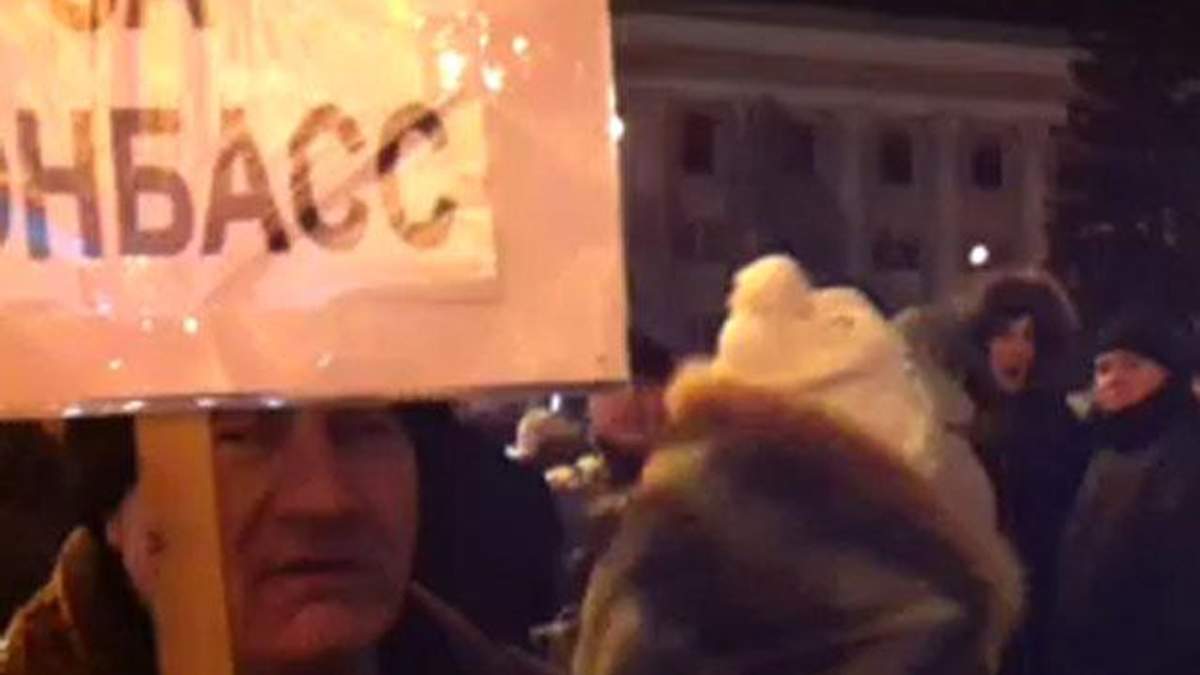 "Боксери на 5 автобусах" зірвали мітинг Євромайдану у Донецьку "Боксери на 5 автобусах" зірвали мітинг Євромайдану у Донецьку