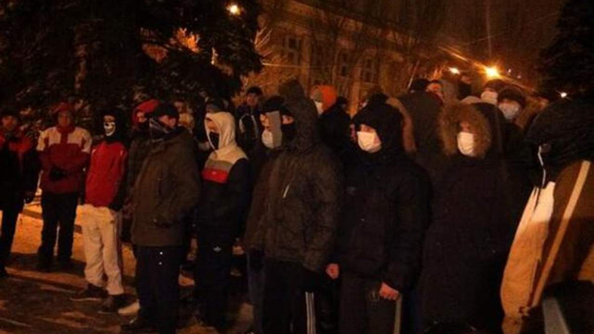 Ультрас "Шахтера" охраняет донецкий Евромайдан (Видео)