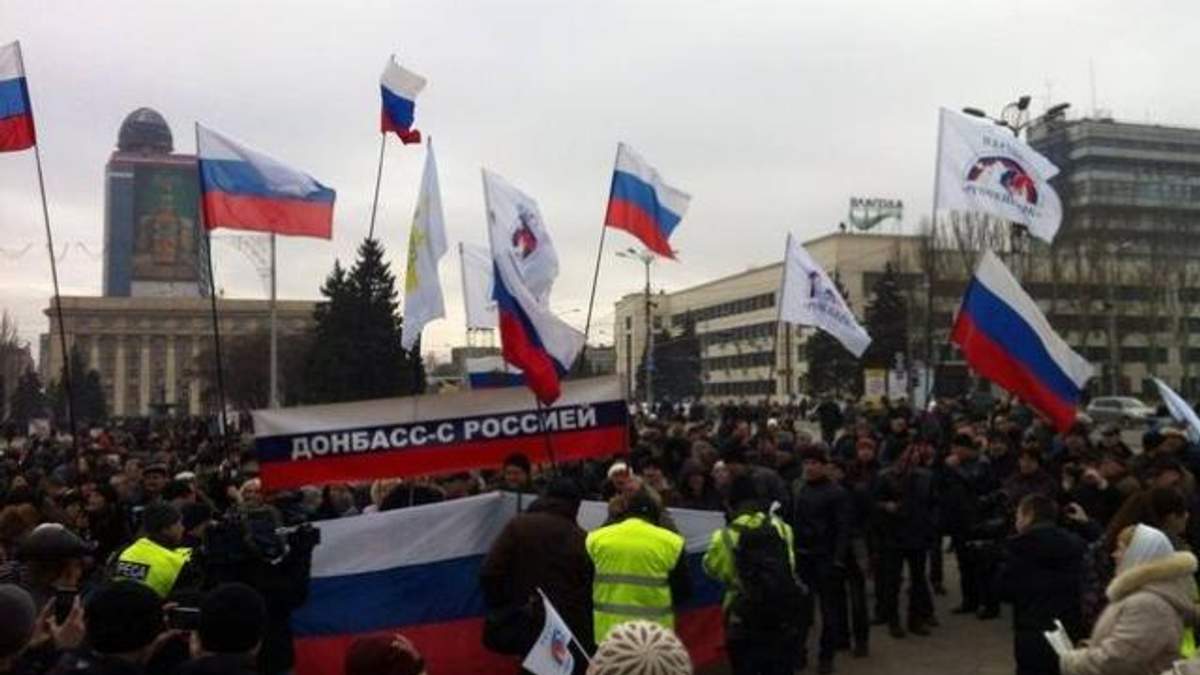 Прихильники Росії вийшли на мітинг у центрі Донецька (Відео)