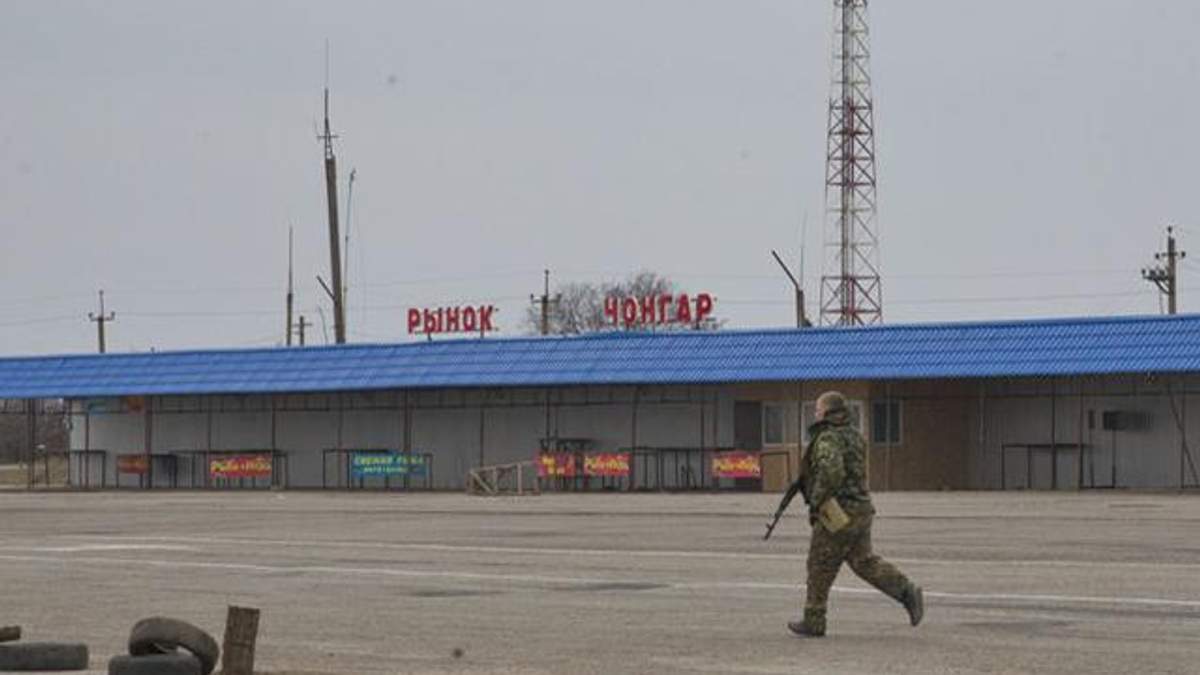 Російські військові дійшли до Чонгару, городяни протестують Російські військові дійшли до Чонгару, городяни протестують