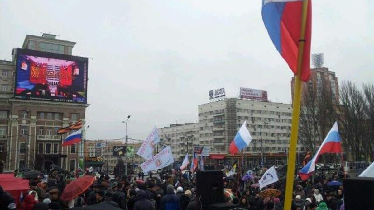 Проросійські активісти в Донецьку взяли штурмом будівлю СБУ