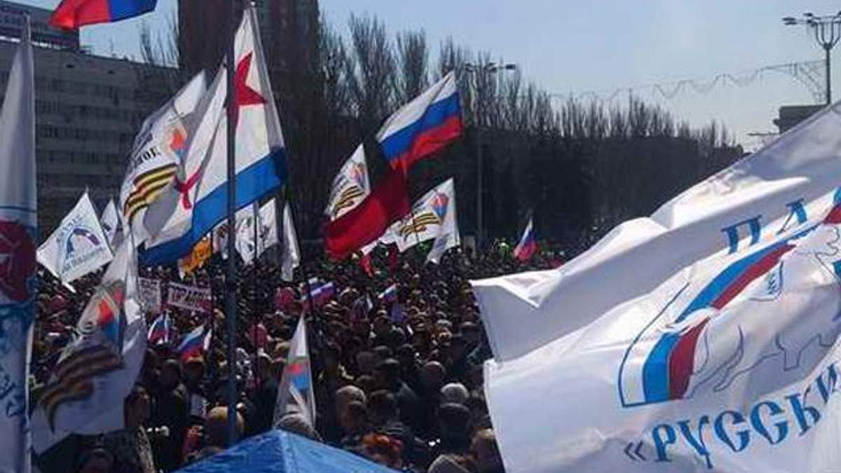 В Донецьку проходить сепаратистський мітинг (Фото) В Донецьку проходить сепаратистський мітинг (Фото)