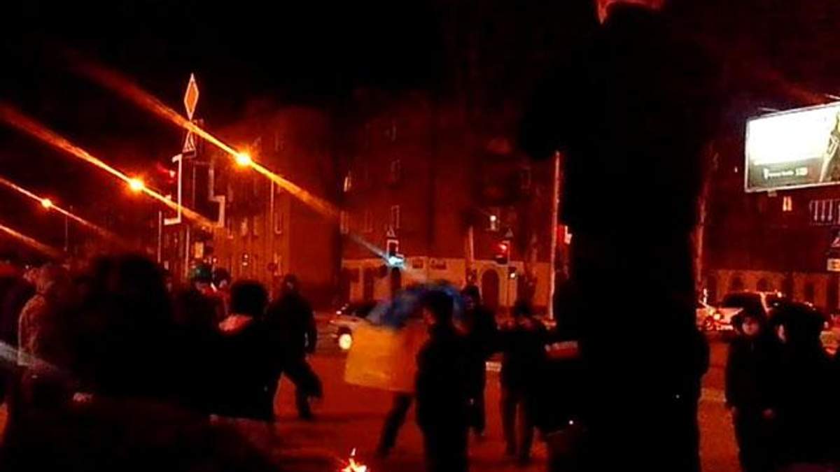У Донецьку спалили російський прапор (Відео)