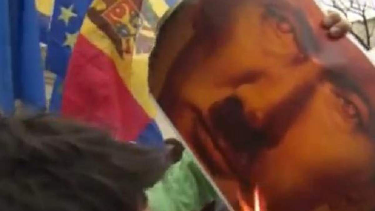 У Молдові спалили "Путіна" (Відео) У Молдові спалили "Путіна" (Відео)