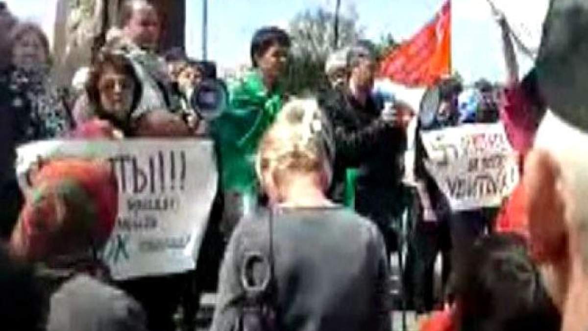У Харкові антимайданівці вийшли на мітинг, попри заборону суду У Харкові антимайданівці вийшли на мітинг, попри заборону суду
