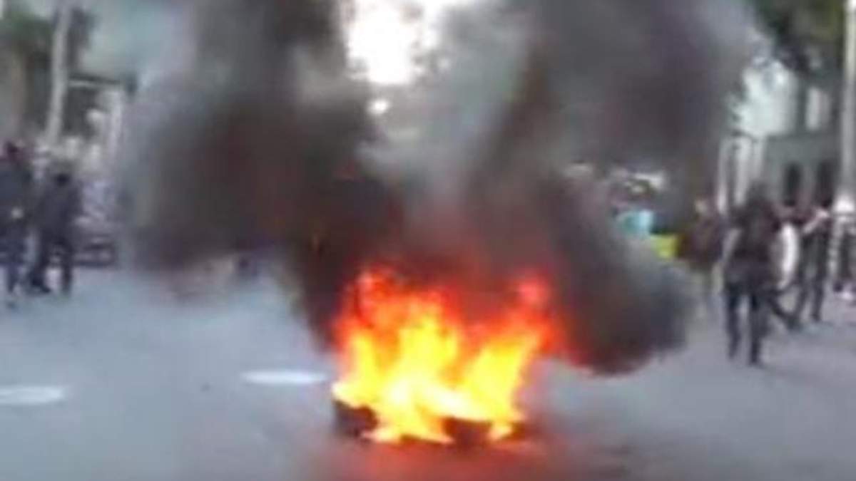 Під Радою знову запалили шини (Стрім)