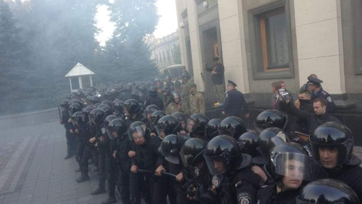 Під Радою зламали паркан (Фото)