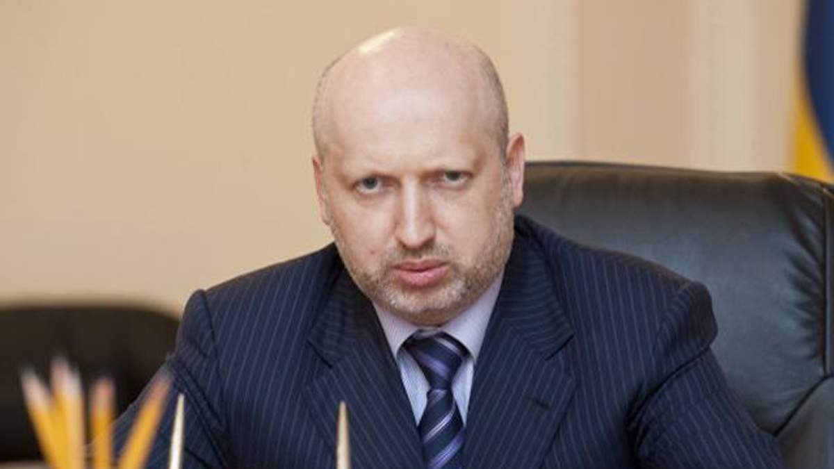 Турчинов підписав закон про люстрацію та попросив Президента теж це зробити