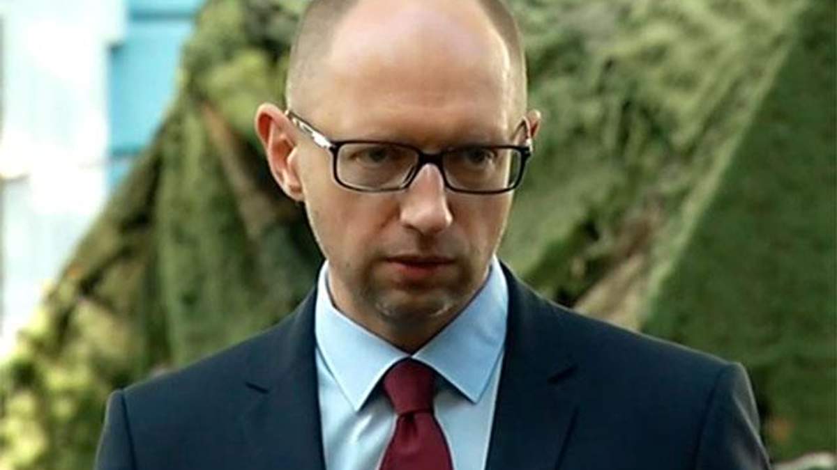 Уряд готовий виділити мільярд гривень на військову техніку, — Яценюк