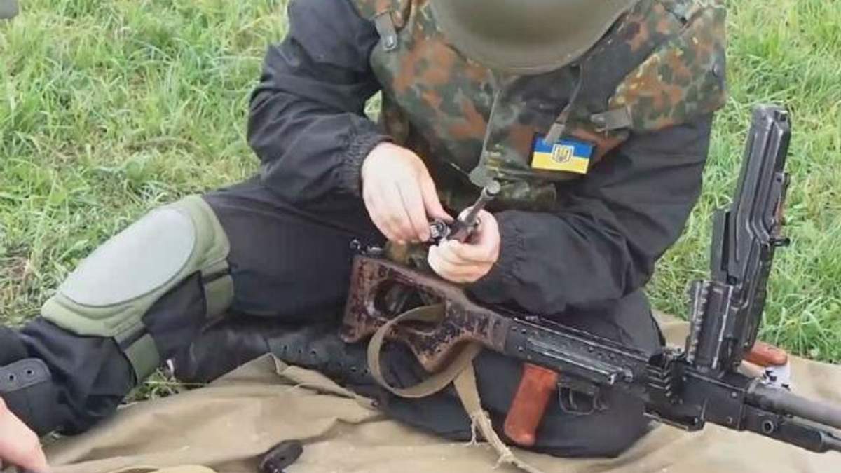 Полк "Азов" перебуває на стадії формування, переходить до Нацгвардії та поповнюється технікою Полк "Азов" перебуває на стадії формування, переходить до Нацгвардії та поповнюється технікою