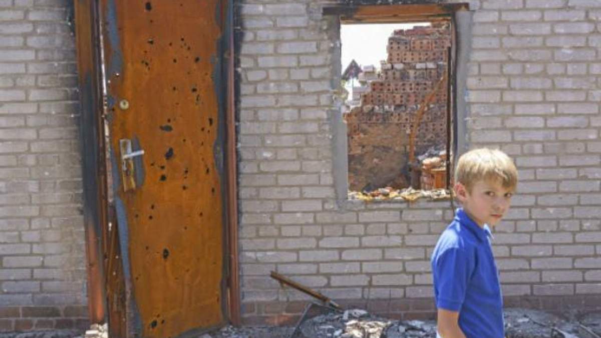 У чотирьох районах Донецька — залпи та вибухи 