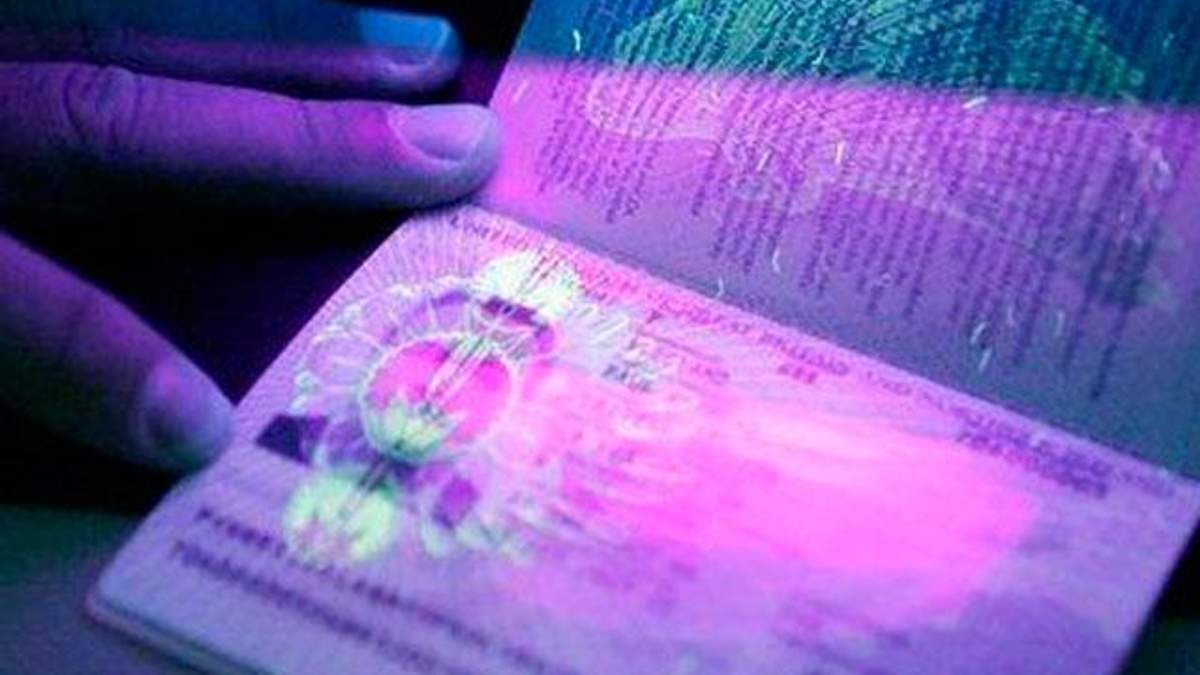 До кінця січня у кожному районі буде термінал для видачі біометричних паспортів, — Яценюк