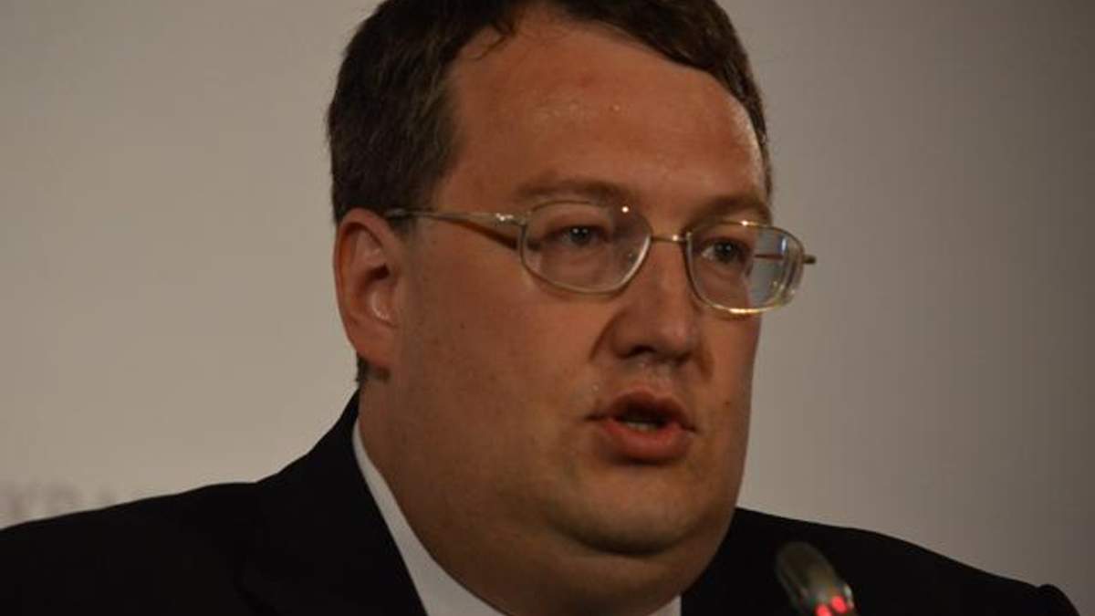 Росія тисне на Інтерпол, щоб він не оголосив Януковича у розшук, — Геращенко Росія тисне на Інтерпол, щоб він не оголосив Януковича у розшук, — Геращенко