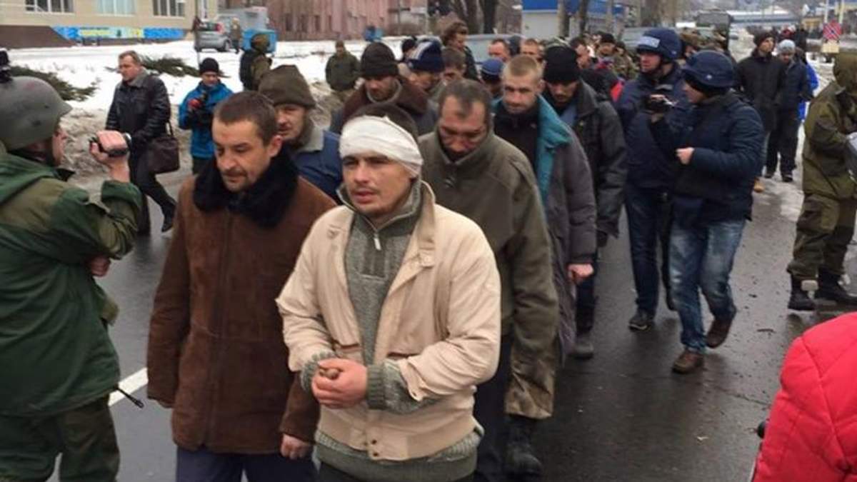 У Донецьку полонених українських військових ведуть "коридором ганьби" У Донецьку полонених українських військових ведуть "коридором ганьби"
