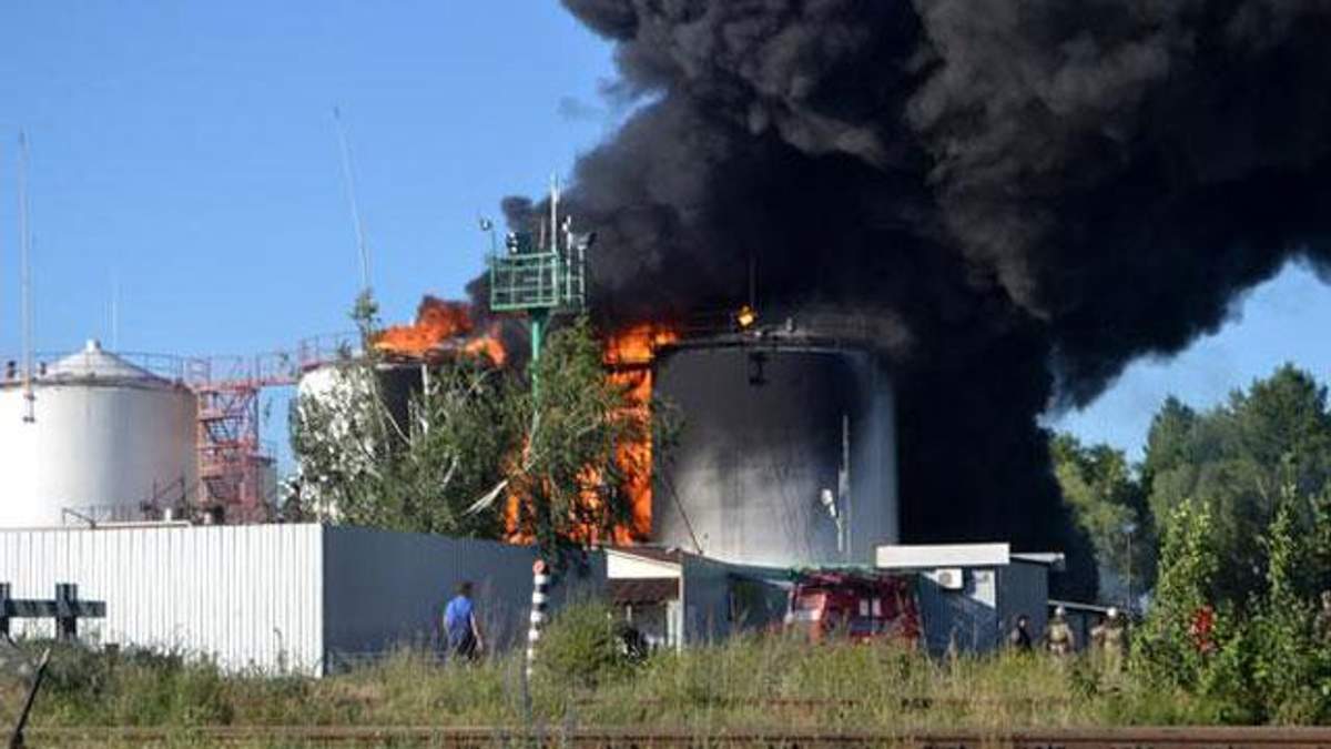 Пожежники приборкали вогонь на двох резервуарах нафтобази