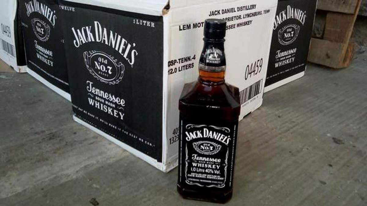 Партію нелегальних елітних напоїв затримали у Вінниці