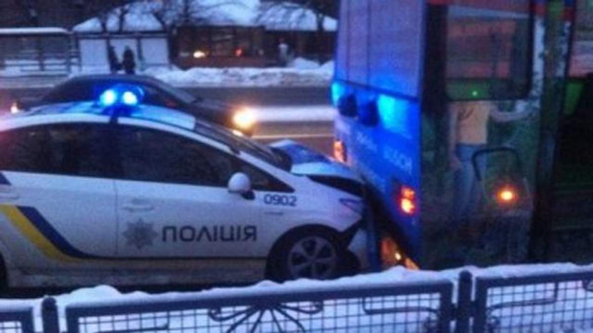 В Харькове патрульные полицейские "догнали" троллейбус